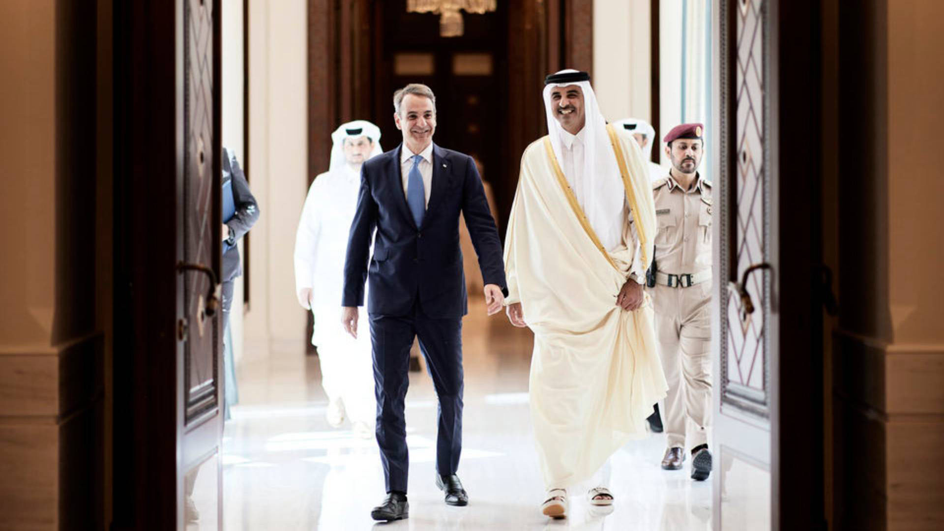 Στην Αθήνα ο Εμίρης του Κατάρ για συνομιλίες με Μητσοτάκη για επενδύσεις